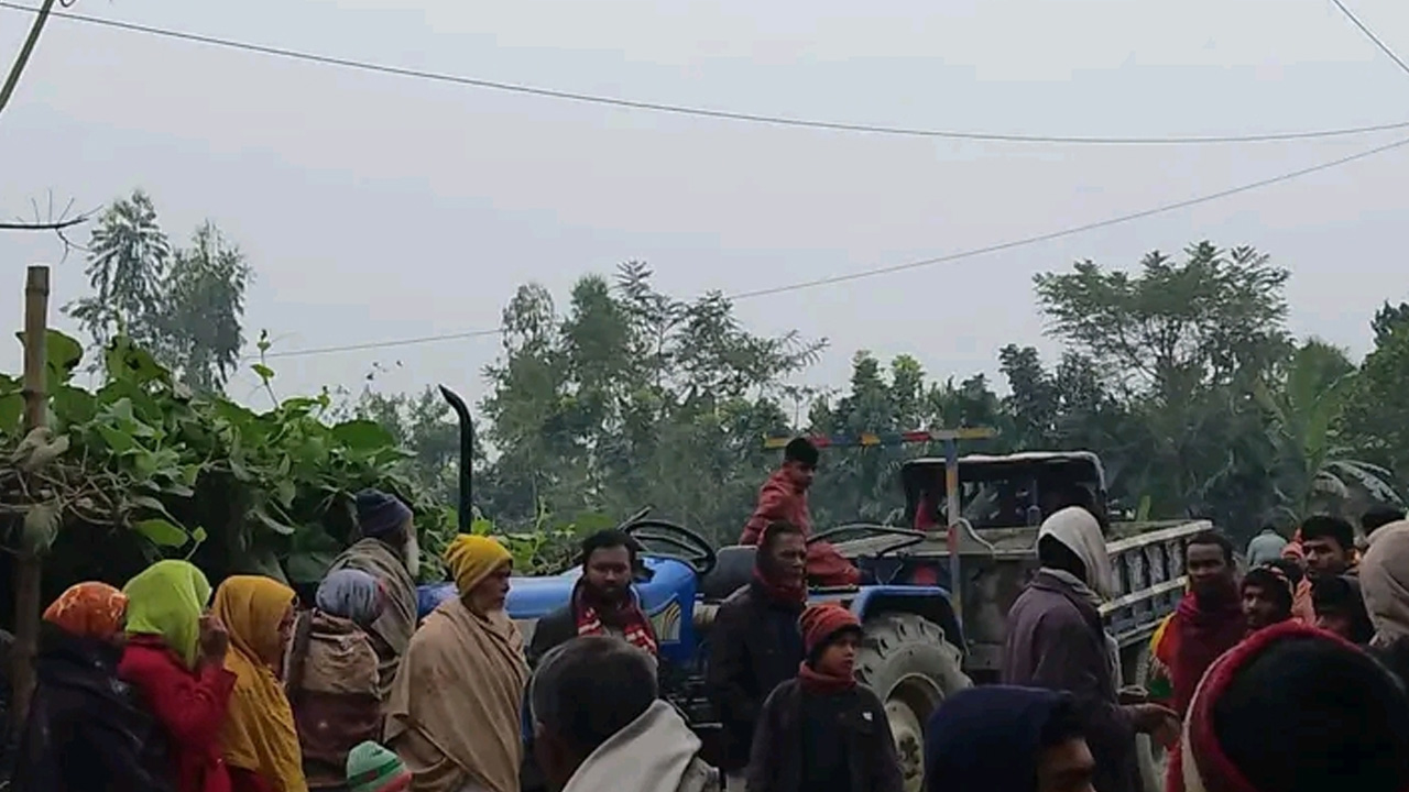 রংপুরের পীরগাছায় ট্রাক্টরের ধাক্কায় বৃদ্ধা নিহতের স্থানে উৎসুক জনতার ভিড়। ছবি : কালবেলা