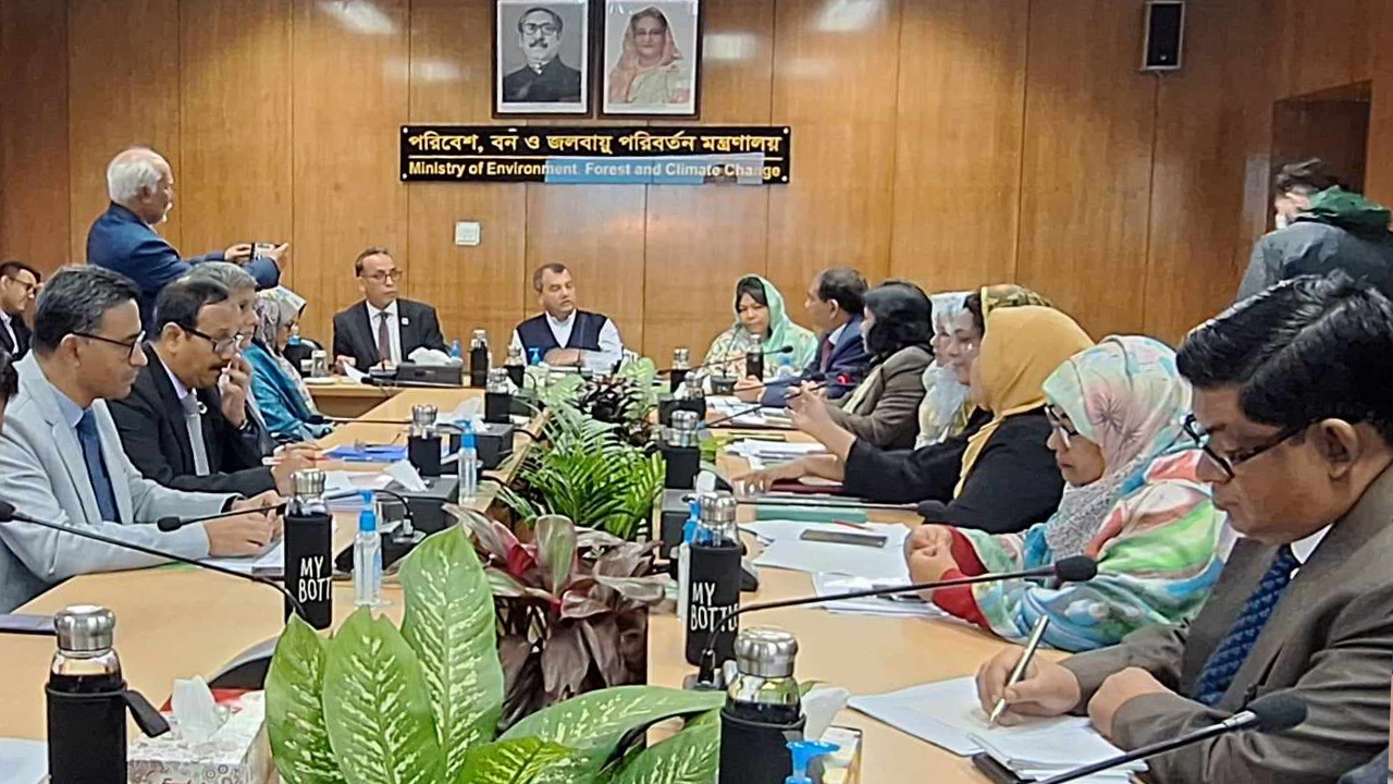 পরিবেশ, বন ও জলবায়ু পরিবর্তন মন্ত্রণালয়ের সভাকক্ষে সাংবাদিকদের সঙ্গে মতবিনিময় করেন পরিবেশমন্ত্রী সাবের হোসেন চৌধুরী। ছবি : কালবেলা