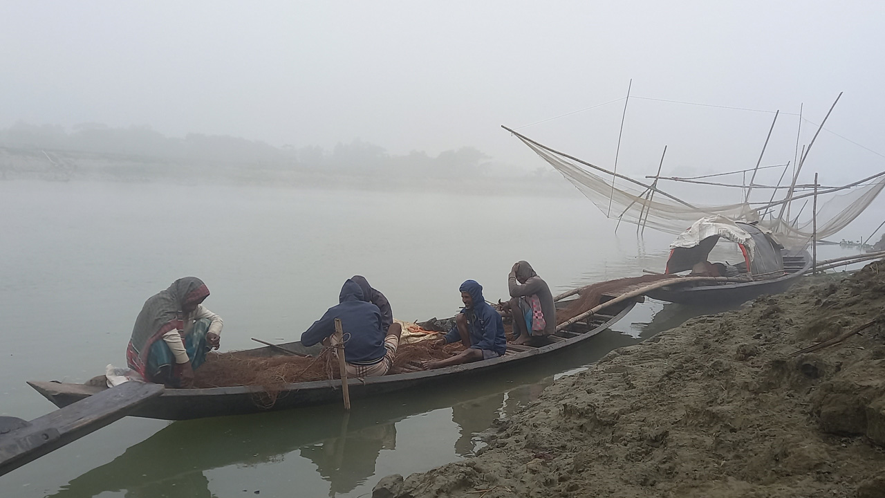 মাছ ধরার প্রস্তুতি নিচ্ছেন জেলেরা। ছবি : কালবেলা