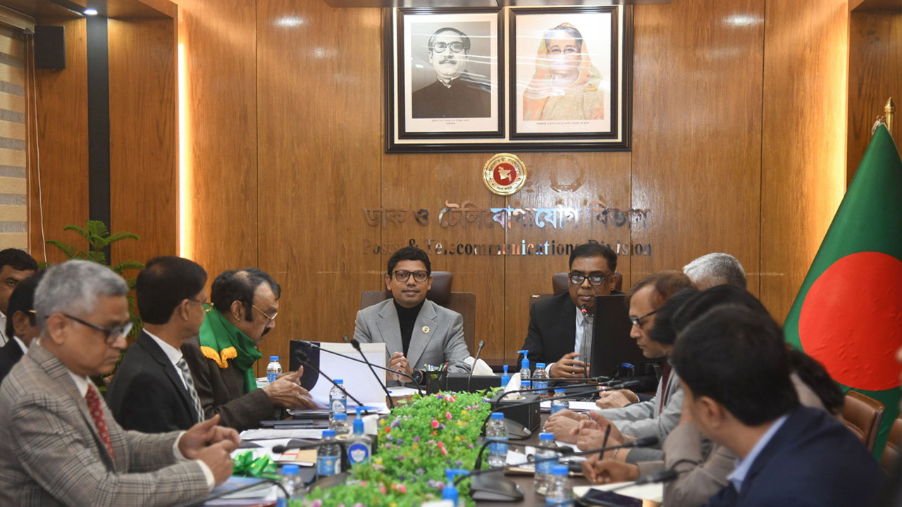 সচিবালয়ে ডাক ও টেলিযোগাযোগ বিভাগের অধীন দপ্তর ও সংস্থাসমূহের কর্মকর্তাদের সাথে মতবিনিময় করেন ডাক, টেলিযোগাযোগ ও তথ্যপ্রযুক্তি প্রতিমন্ত্রী জুনাইদ আহমেদ পলক। ছবি : কালবেলা