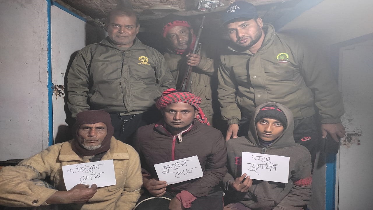 প্রজনন মৌসুমে কাঁকড়া ধরার অপরাধে আটক ৩ জেলে। ছবি : কালবেলা
