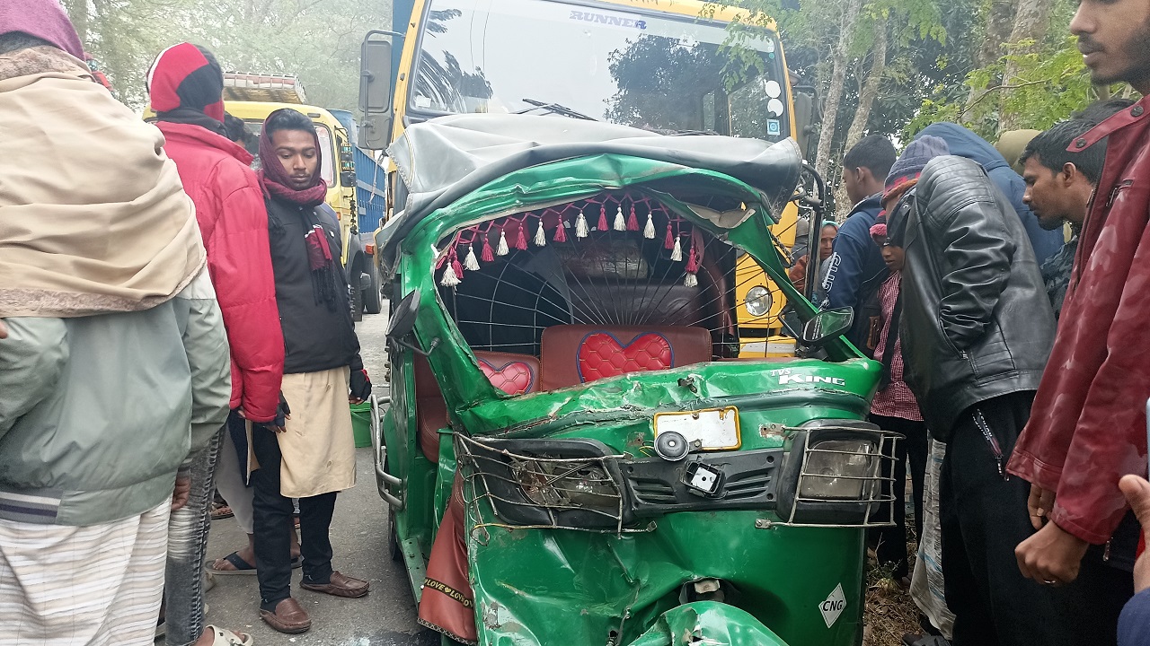 দুর্ঘটনায় সিএনজির সামনের অংশ দুমড়েমুচড়ে যায় এবং সিএনজি চালকসহ আরও ছয়জন গুরুতর আহত হয়। ছবি : কালবেলা