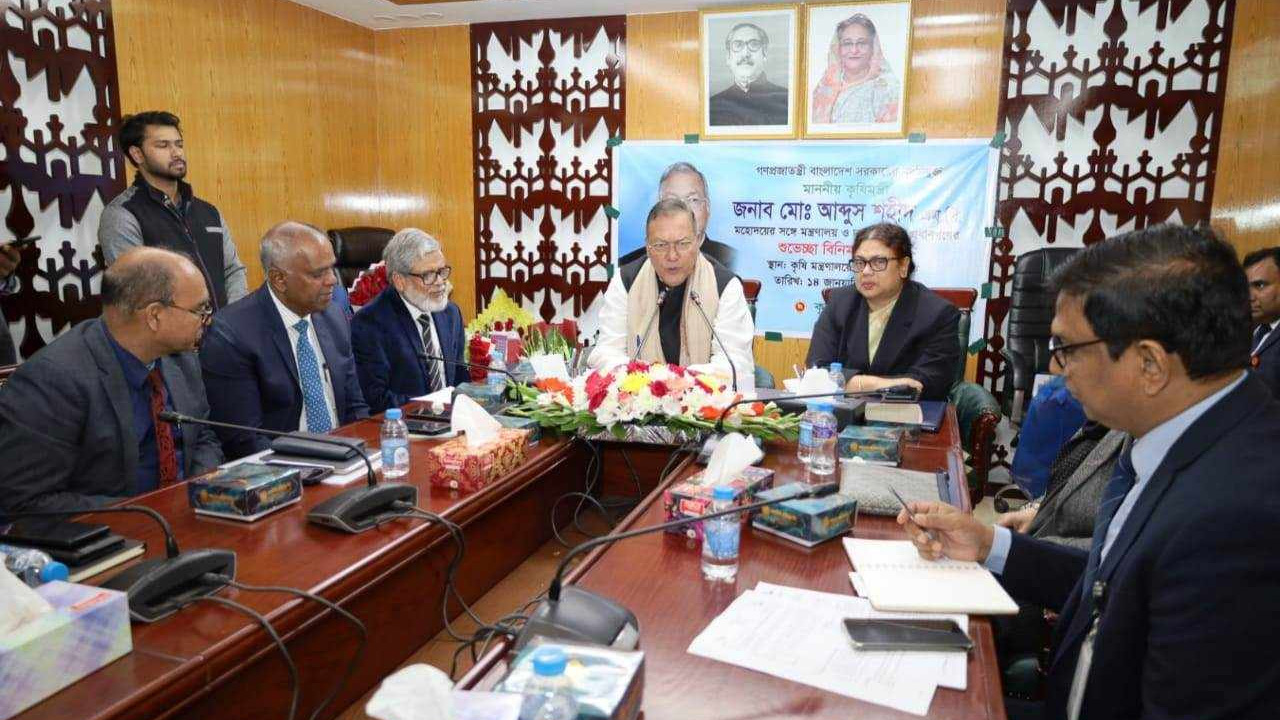 কৃষিমন্ত্রী হিসেবে নিয়োগ পাওয়ার পর প্রথম দিন রোববার সকালে সচিবালয়ে মন্ত্রণালয়ের সম্মেলন কক্ষে কর্মকর্তাদের সাথে মতবিনিময় করেছেন কৃষিমন্ত্রী ড. মো. আব্দুস শহীদ। ছবি : কালবেলা