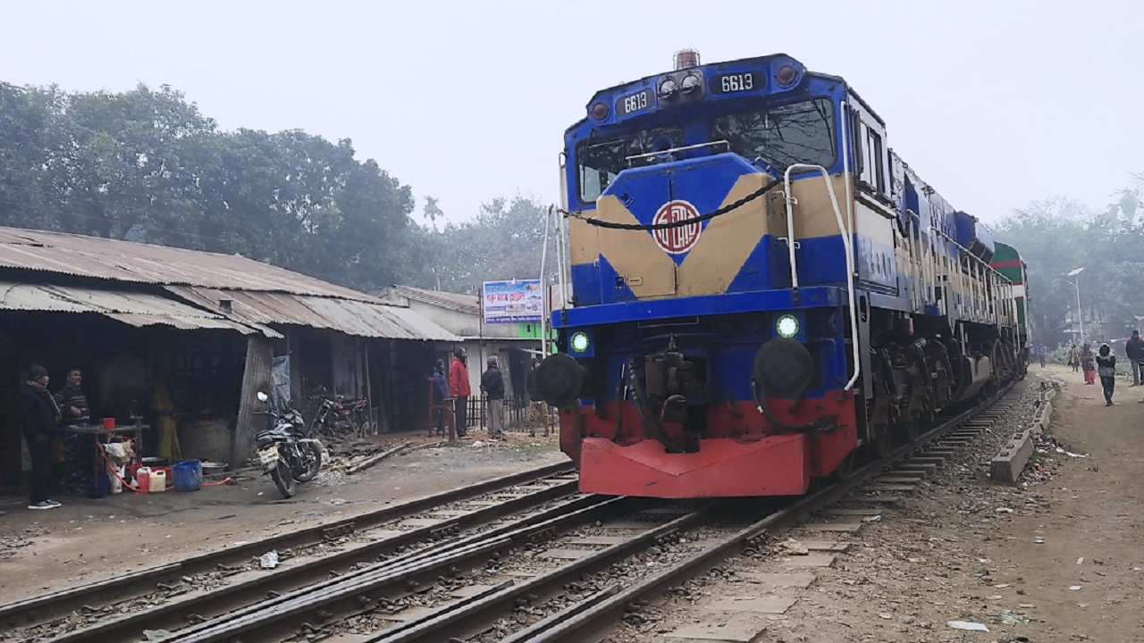 রেললাইন ভেঙে যাওয়ায় সাড়ে ৪ ঘণ্টা বন্ধ থাকার পর বিকালে ঠাকুরগাঁও-পীরগঞ্জ-ঢাকা রেল যোগাযোগ শুরু হয়েছে। ছবি : কালবেলা