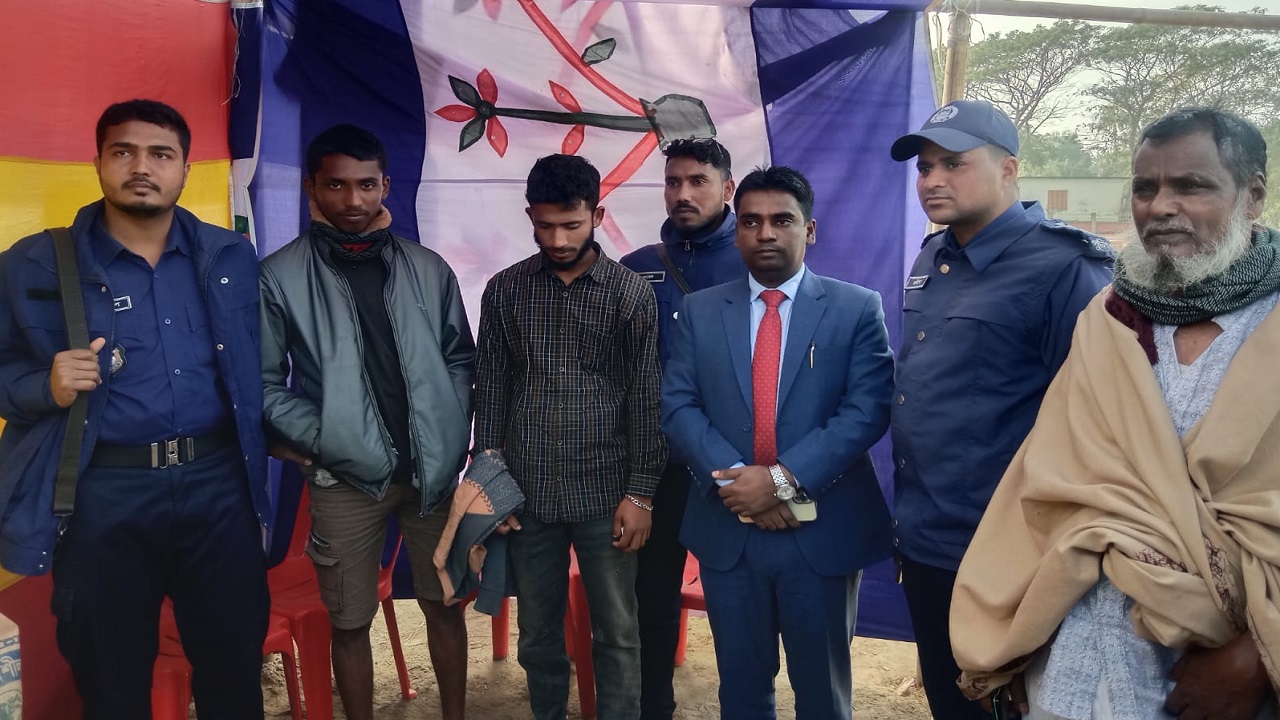 ভ্রাম্যমাণ আদালত পরিচালনা করে দুই যুবককের প্রত্যেককে ১৫ দিনের কারাদণ্ড প্রদান করা হয়। ছবি : কালবেলা