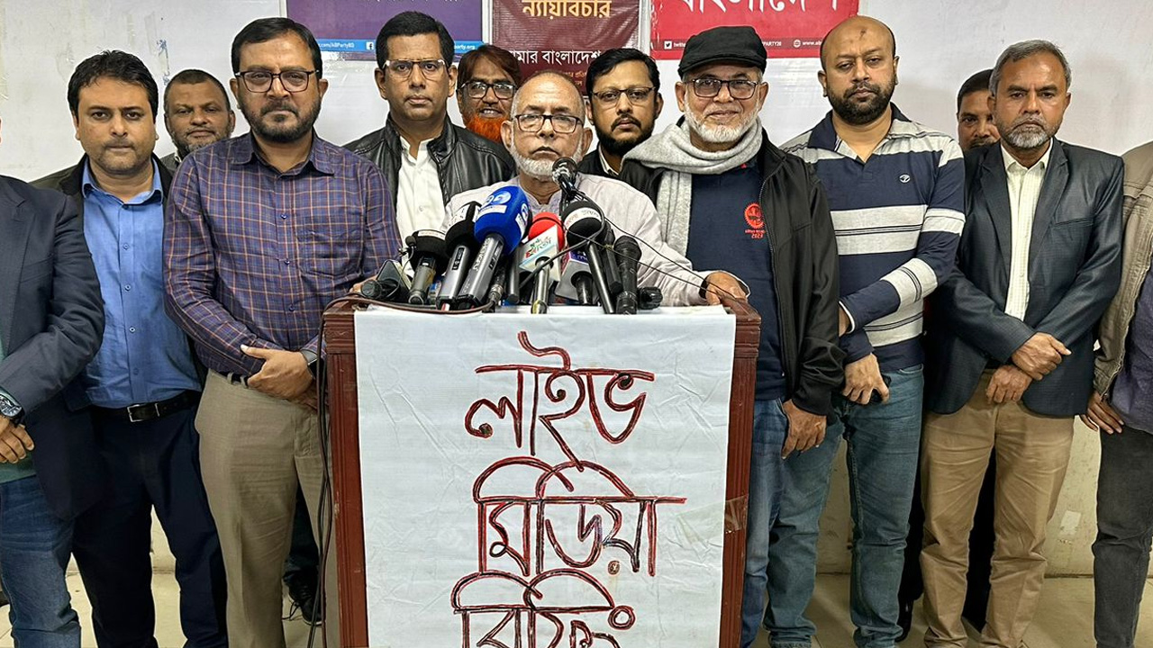 রাজধানীর বিজয়নগরস্থ দলের কেন্দ্রীয় কার্যালয়ে এক লাইভ মিডিয়া ব্রিফিংয়ে কথা বলেন এবি পার্টির আহ্বায়ক এ এফ এম সোলায়মান চৌধুরী। ছবি : কালবেলা