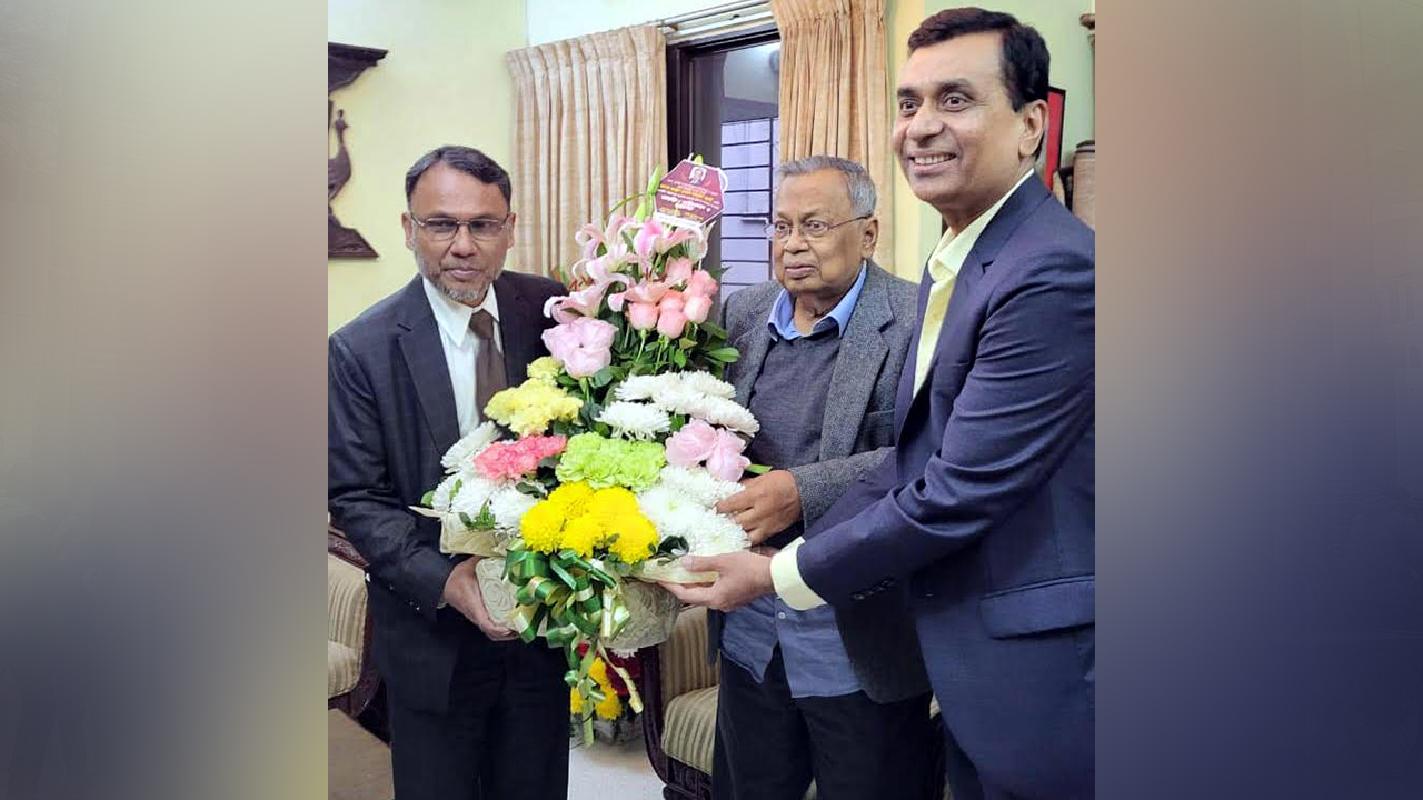 অর্থমন্ত্রী আবুল হাসান মাহমুদ আলীকে ফুল দিয়ে শুভেচ্ছা ও অভিনন্দন রূপালী ব্যাংক পিএলসির। ছবি : সংগৃহীত