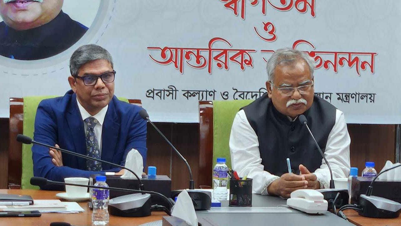 প্রবাসী কল্যাণ প্রতিমন্ত্রী মন্ত্রণালয়ের প্রথম কর্মদিবসে সব কর্মকর্তা-কর্মচারীর সাথে মতবিনিময় করেন। ছবি : সংগৃহীত