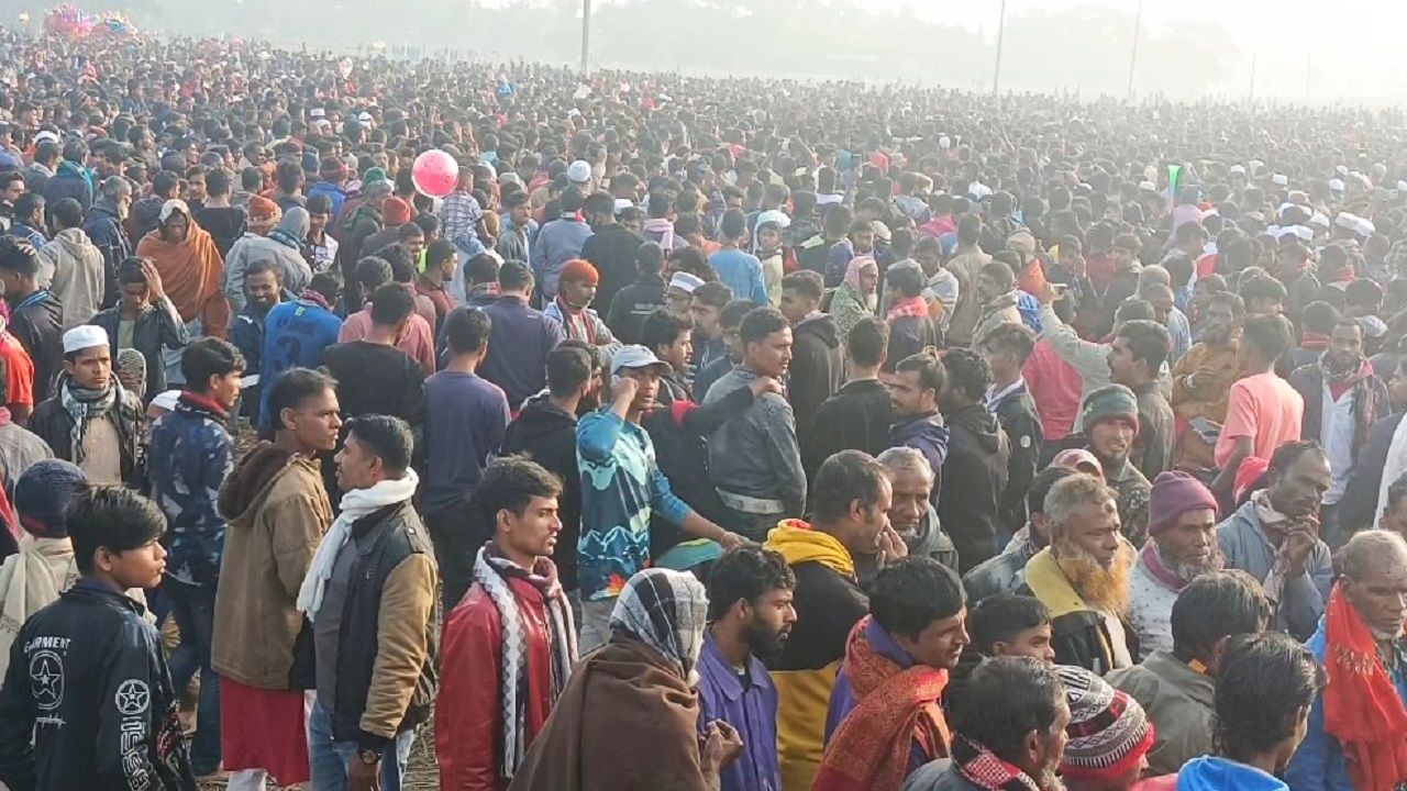 সকাল থেকে দল বেঁধে শত শত খেলোয়াড় আর দর্শক খেলার কেন্দ্রস্থল তেলিগ্রাম বড়ইআটা গ্রামে আসেন। ছবি : কালবেলা