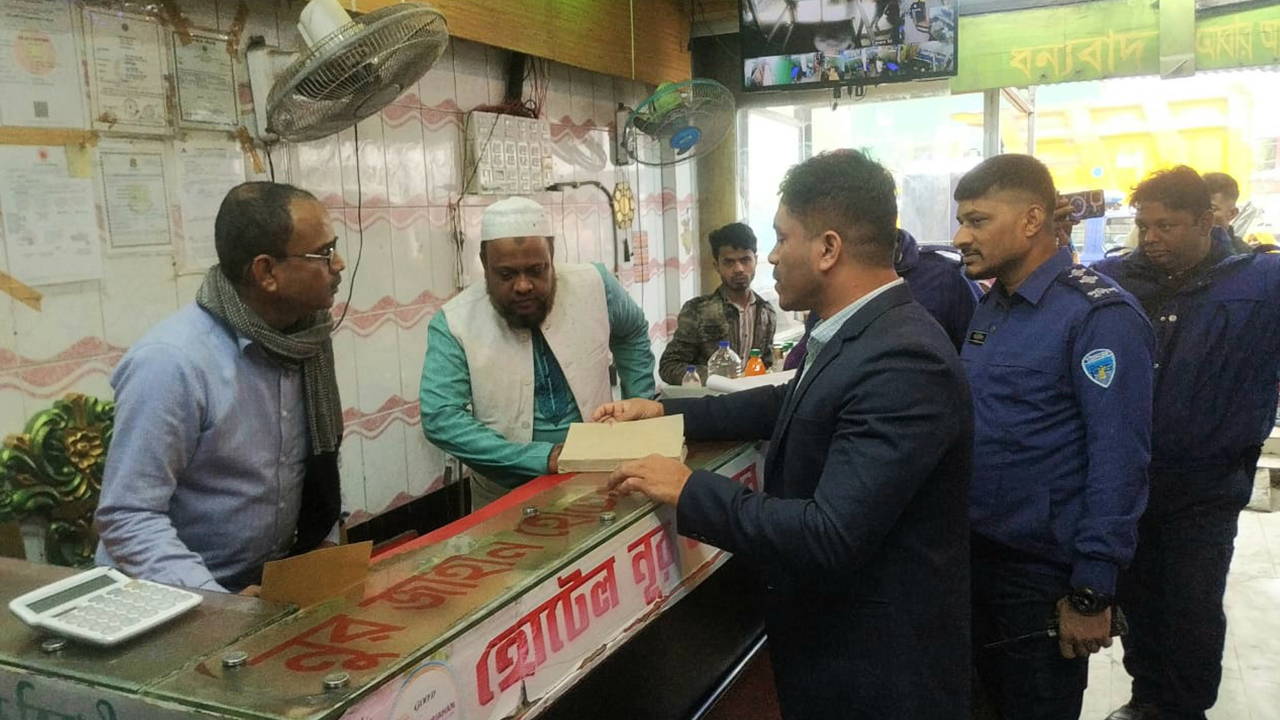 লক্ষ্মীপুরে ভোক্তা অধিকার সংরক্ষণ অধিদপ্তরের অভিযান। ছবি : কালবেলা
