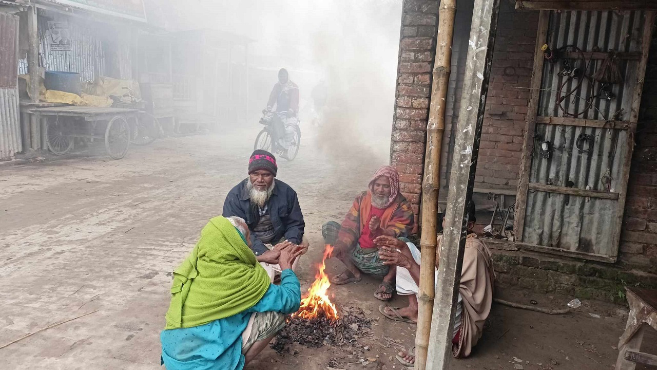তীব্র শীতে উষ্ণতা নিতে আগুন পোহাচ্ছেন সাধারণ মানুষ। ছবি : কালবেলা