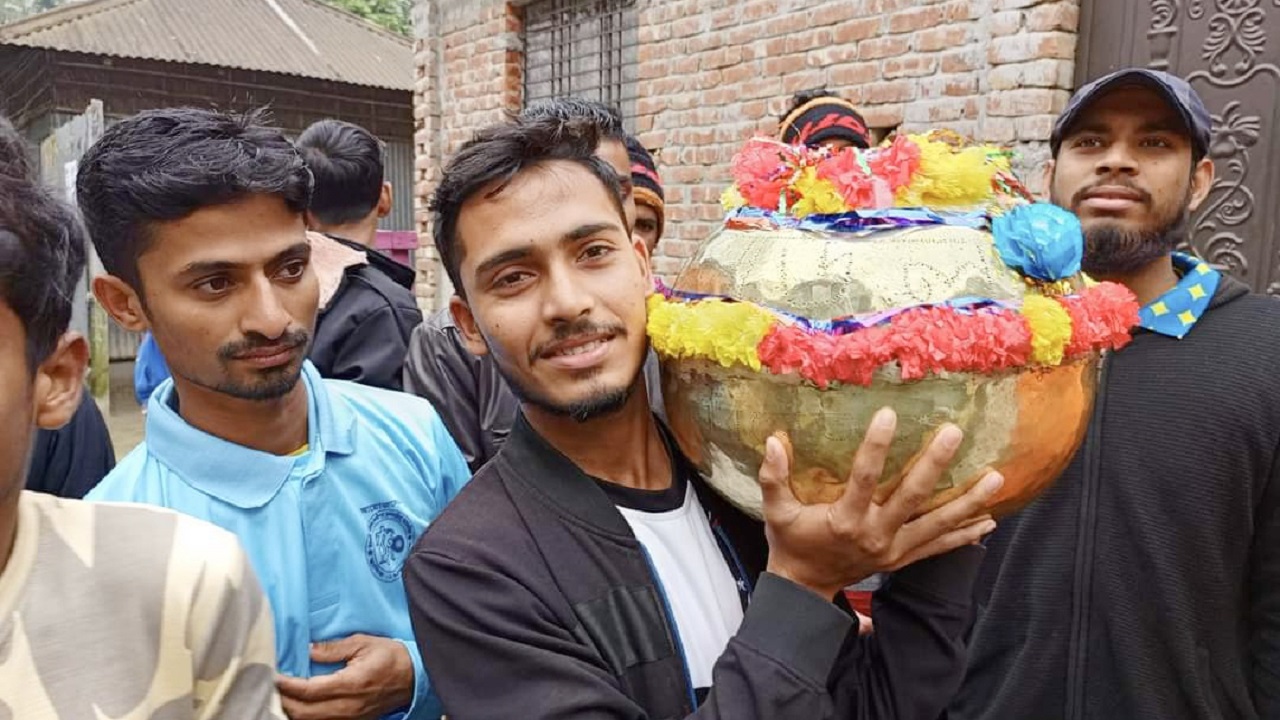 এক মণ ওজনের পিতলের তৈরি গুটিটি তিনটি ফুটবলের সমান।