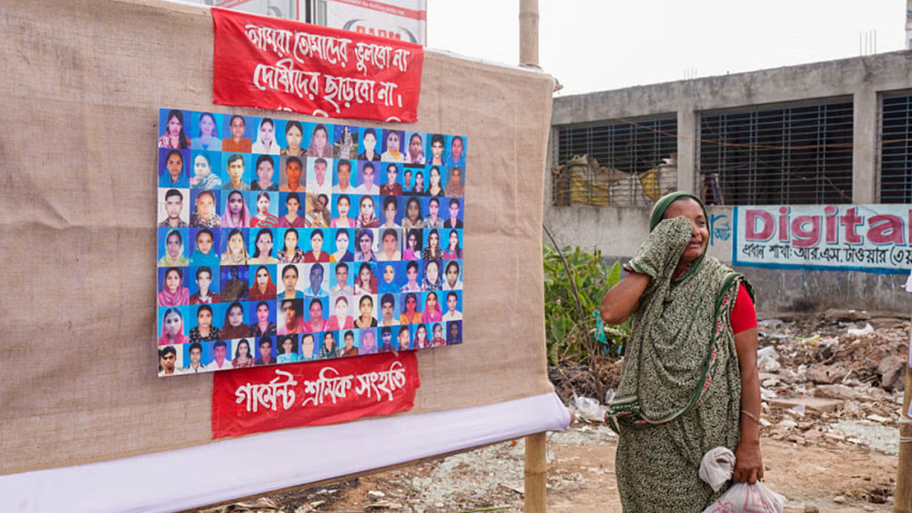 দেশের পোশাকশিল্পে ঘটে যাওয়া সবচেয়ে বড় ট্র্যাজেডি রানা প্লাজা ধসের ৯ বছরপূর্তি উপলক্ষে সাভারে রানা প্লাজার সামনে আলোচনা ও আলোকচিত্র প্রদর্শনীর উদ্বোধন করা হয়েছে। ছবি: সংগৃহীত