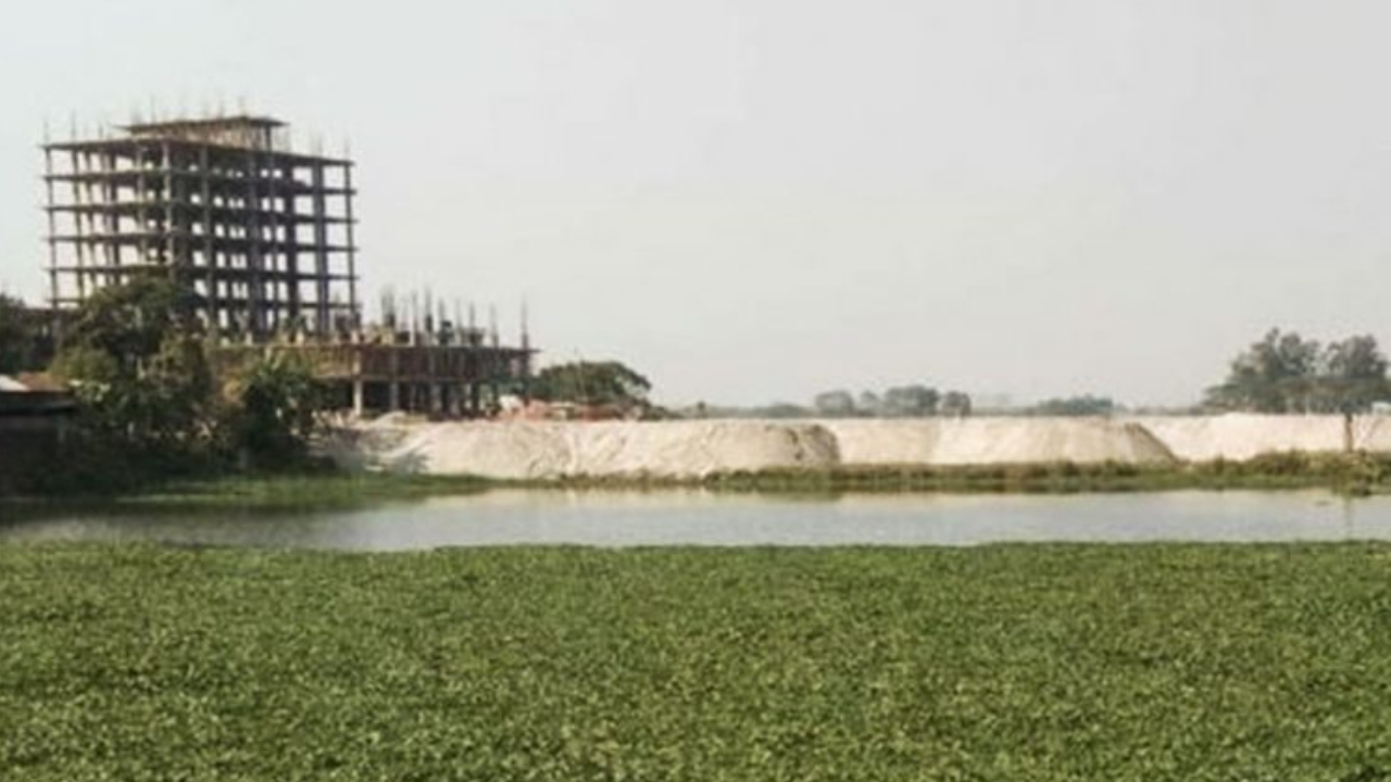 সাভারের বামনী খালে মাটি ভরাট করে অবৈধ আবাসন প্রকল্পের কাজ চালিয়ে যাচ্ছে কয়েকটি গ্রুপ। ছবি : সৌজন্য