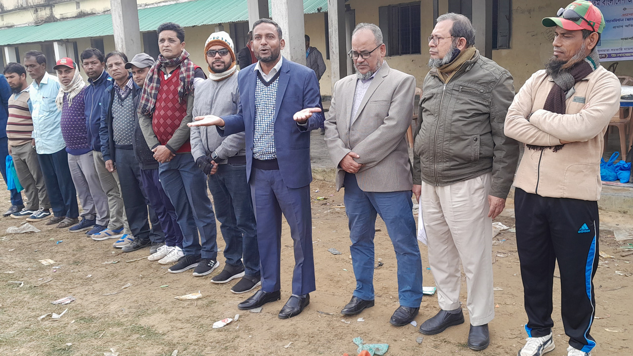 আনোয়ারায় শীতকালীন ক্রীড়া প্রতিযোগিতার উদ্বোধনে অতিথিরা। ছবি : কালবেলা