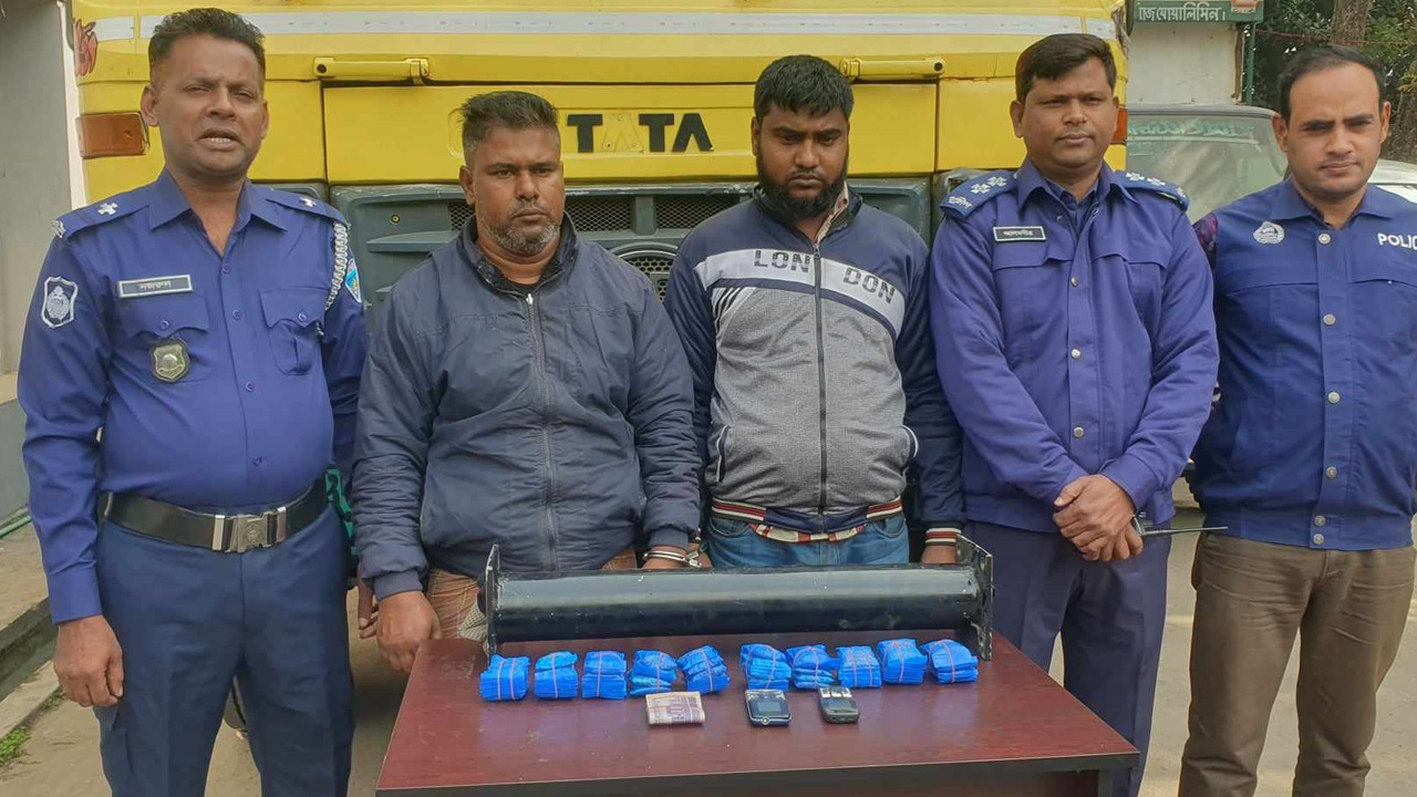 আটক হওয়া দুজন। ছবি : কালবেলা