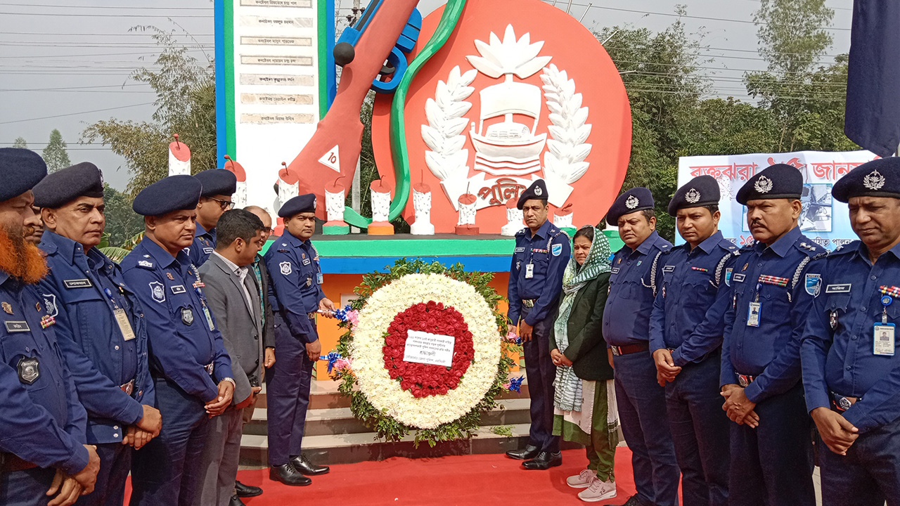 সড়ক দুর্ঘটনায় নিহত পুলিশ সদস্যদের প্রতি পুষ্পস্তবক অর্পণ করে শ্রদ্ধা নিবেদন করেন পুলিশ সুপার মোহাম্মদ মোস্তাফিজুর রহমানসহ অনেকে। ছবি : কালবেলা