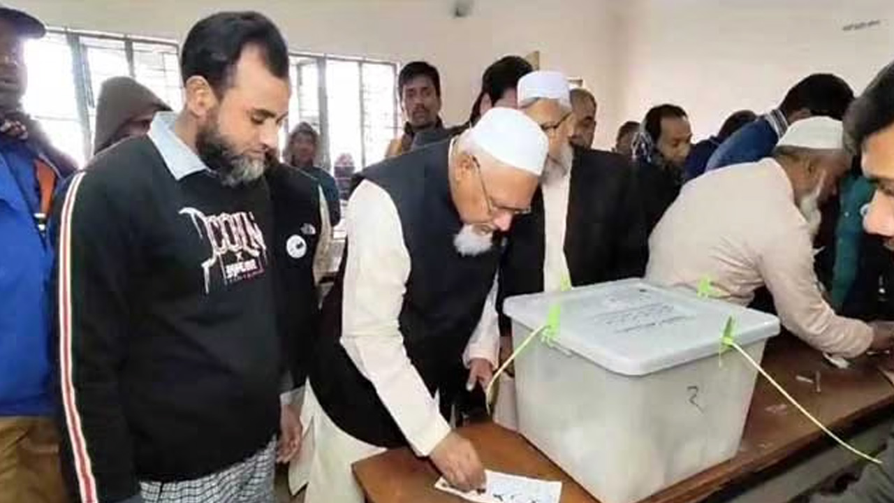 গত ৭ জানুয়ারি প্রকাশ্যে ভোট দেন ধর্মমন্ত্রী ফরিদুল হক খান। ছবি : সংগৃহীত