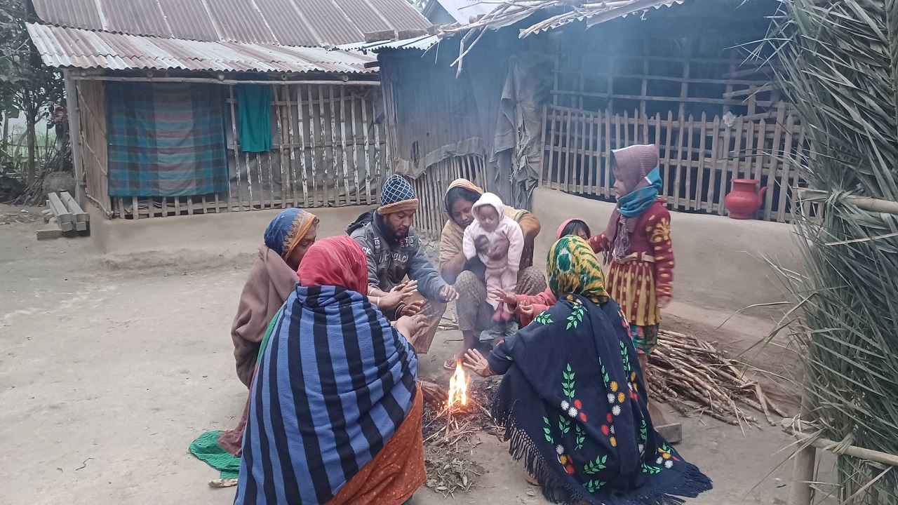 উঠানে খড়কুটো জ্বালিয়ে শীত নিবারণের চেষ্টা করছেন বাড়ির নারীরা। ছবি : কালবেলা