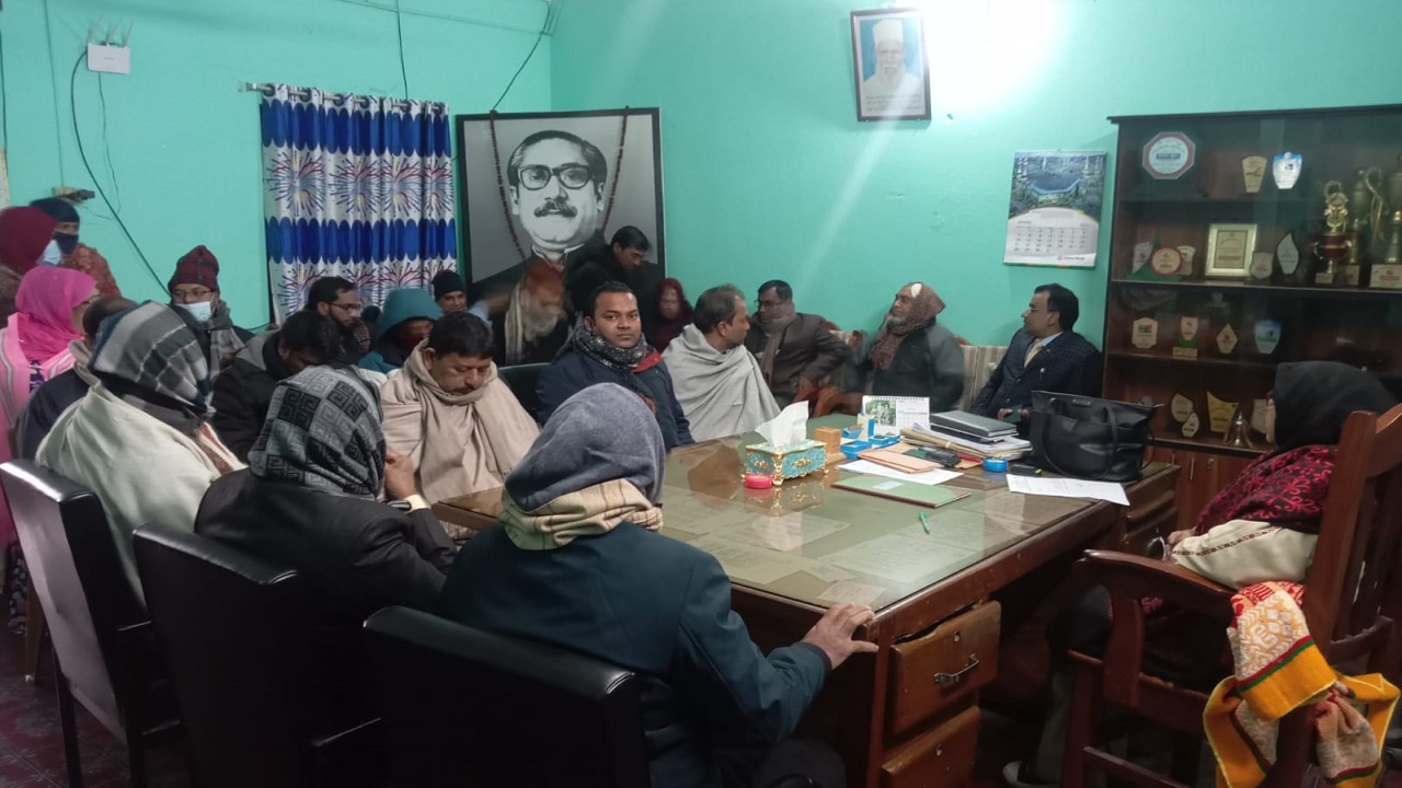 কলেজের অধ্যক্ষের কার্যালয়ে আওয়ামী লীগের নেতাদের মধ্যস্থতায় সমঝোতা বৈঠক। ছবি : কালবেলা