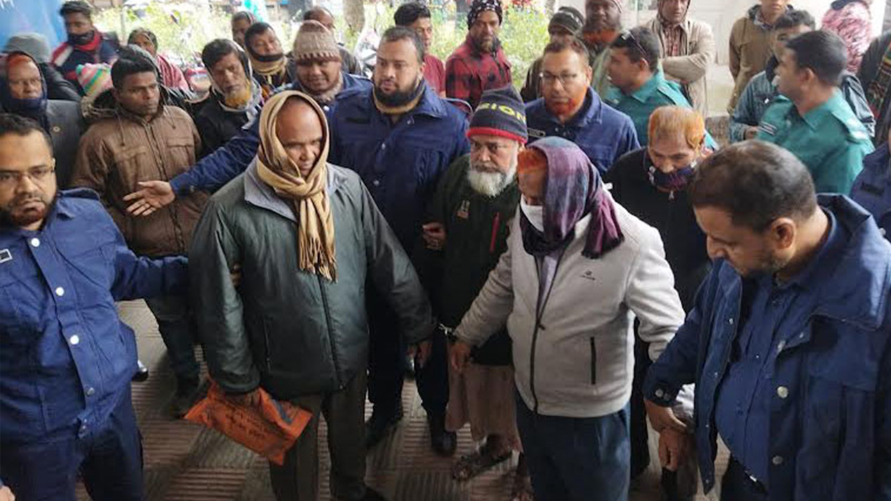 রায় ঘোষণার পর কুড়িগ্রাম পোস্ট অফিসের দণ্ডপ্রাপ্ত কর্মকর্তা-কর্মচারীদের কারাগারে নিয়ে যাওয়া হয়। ছবি : কালবেলা