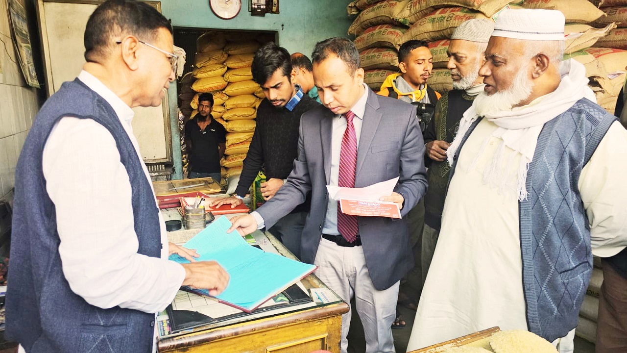 চালের দামের লাগাম টানতে অভিযান পরিচালনা করছে চট্টগ্রাম জেলা প্রশাসন। ছবি : কালবেলা