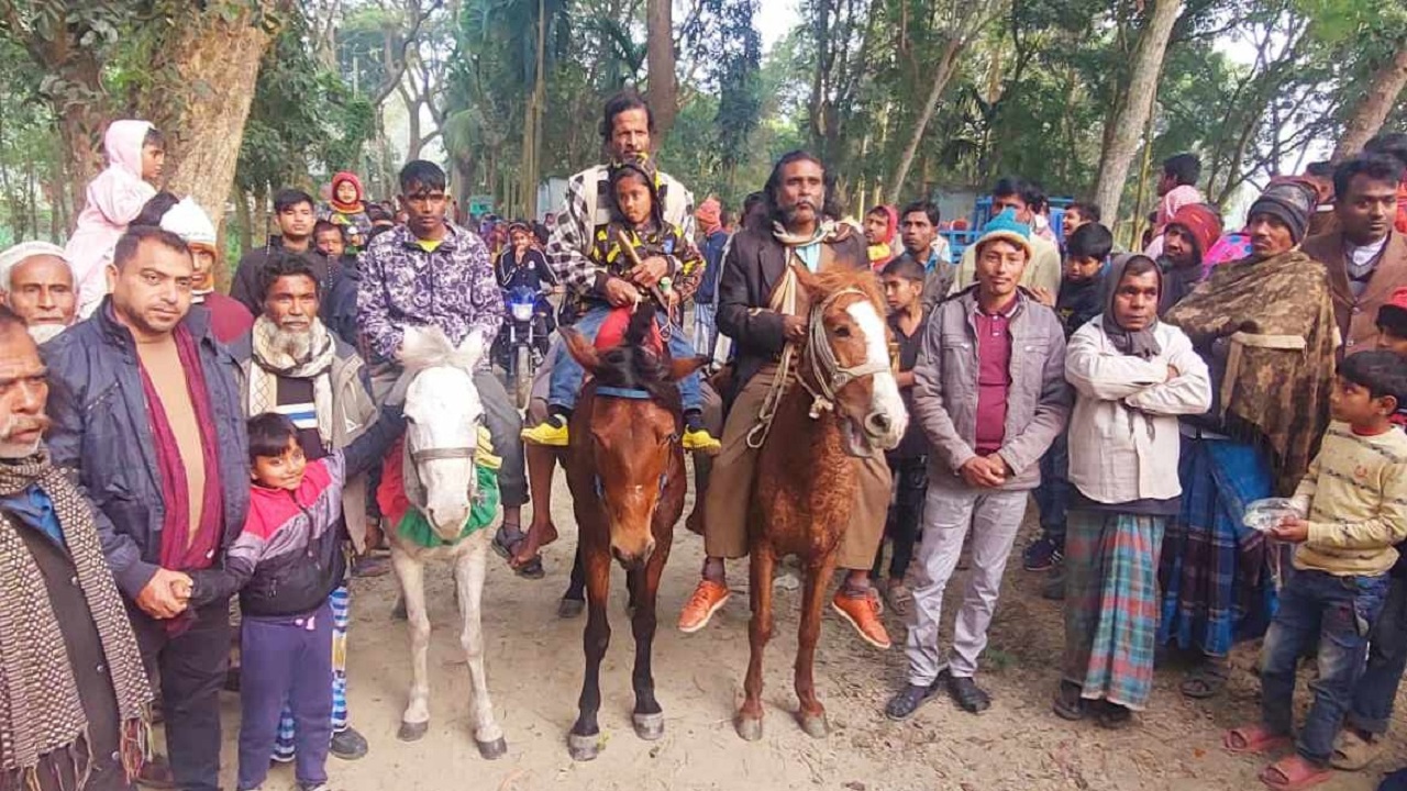 বটতলা থেকে শুরু হয়ে সোদঘাটা স্কুল পর্যন্ত দুই কিলোমিটার ঘোড়দৌড় প্রতিযোগিতায় অংশগ্রহণ করেন অনেক ঘোড় সওয়ার। ছবি : কালবেলা