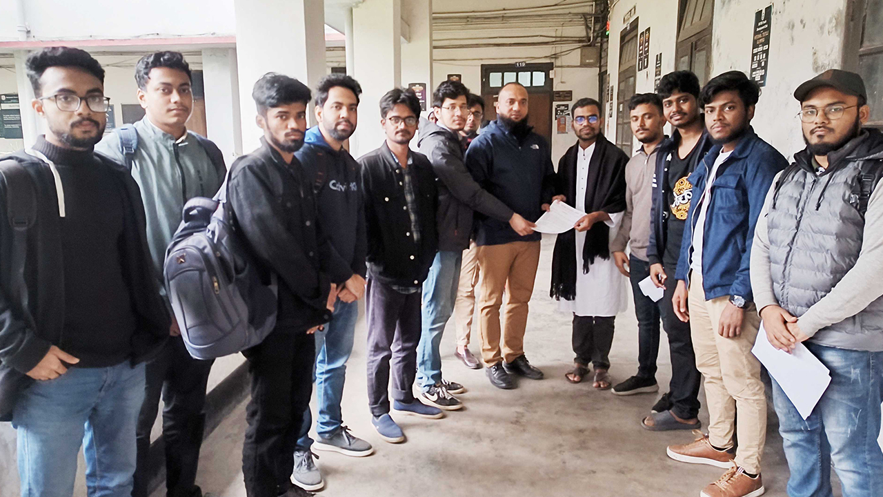 বুটেক্সের হলগুলোতে বিদ্যুৎ ও ইন্টারনেট সেবা বর্ধিতকরণে সাধারণ শিক্ষার্থীদের পক্ষ থেকে স্মারকলিপি প্রদান। ছবি : কালবেলা
