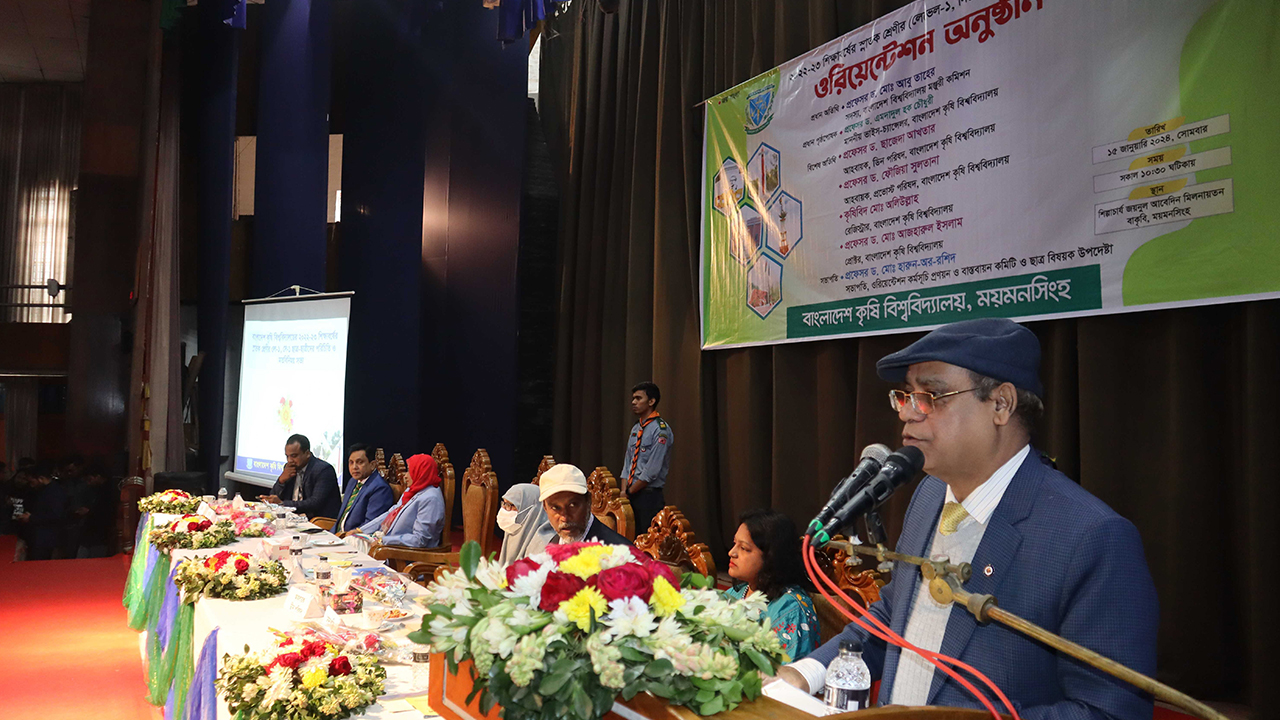 বাকৃবি ২০২২-২৩ শিক্ষাবর্ষের স্নাতক ১ম বর্ষের শিক্ষার্থীদের নবীনবরণ অনুষ্ঠিত। ছবি : কালবেলা