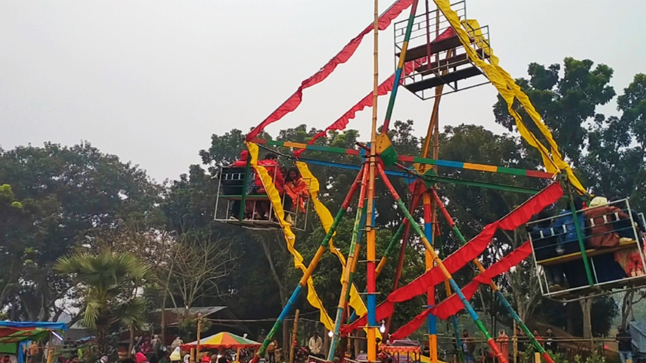 জমে উঠেছে পুরোনো পৌষ মেলা। ছবি : কালবেলা