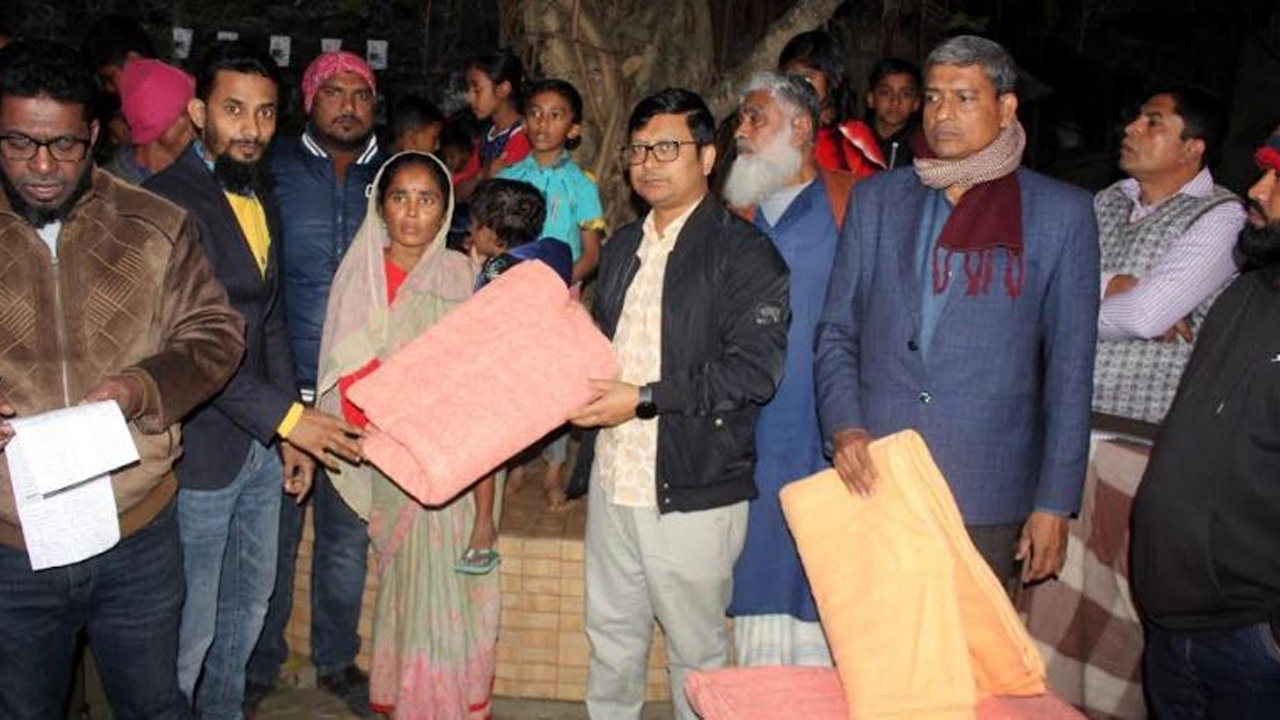 জেলে পল্লীর শীতার্থ মানুষের মাঝে ইউএনওর কম্বল বিতরণ। ছবি : কালবেলা