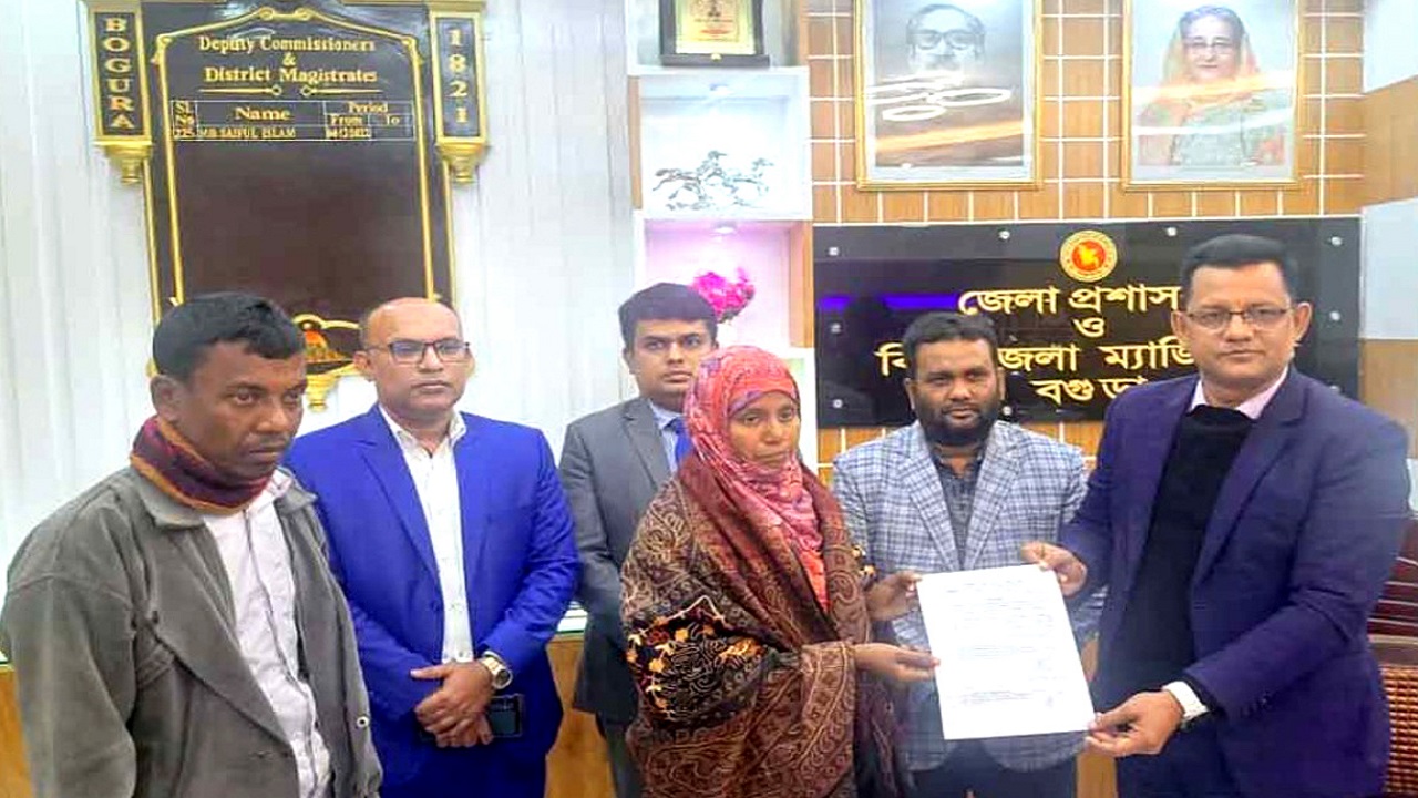 নিয়োগপত্র দিচ্ছেন জেলা প্রশাসক। ছবি : কালবেলা
