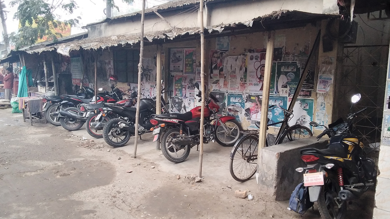 জয়পুরহাট শহরে রেলঘুমটি এলাকায় জেলা বিএনপির কার্যালয়ের সামনে এভাবেই বাইসাইকেল ও মোটরসাইকেল রাখছে এলাকাবাসী। ছবি : কালবেলা