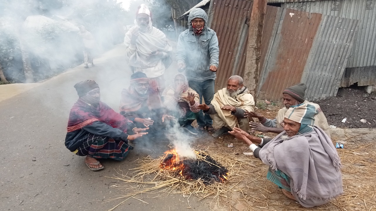 তীব্র শীতে আগুন জ্বালিয়ে শরীরকে উষ্ণ করার প্রচেষ্টা। ছবি : কালবেলা
