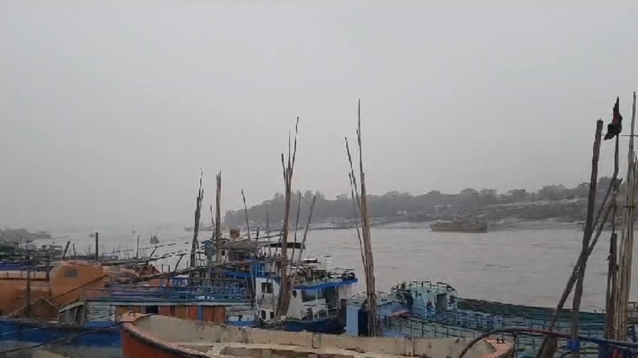 শ্রমিকশূন্য মোংলা বন্দর। ছবি : কালবেলা