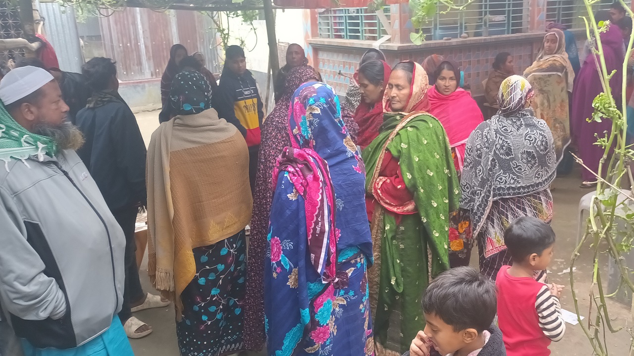 মানিকগঞ্জে সপ্তম শ্রেণির ছাত্রী আফরোজা আক্তারের আত্মহত্যার খবরে বাড়িতে স্বজনদের ভিড়। ছবি : কালবেলা