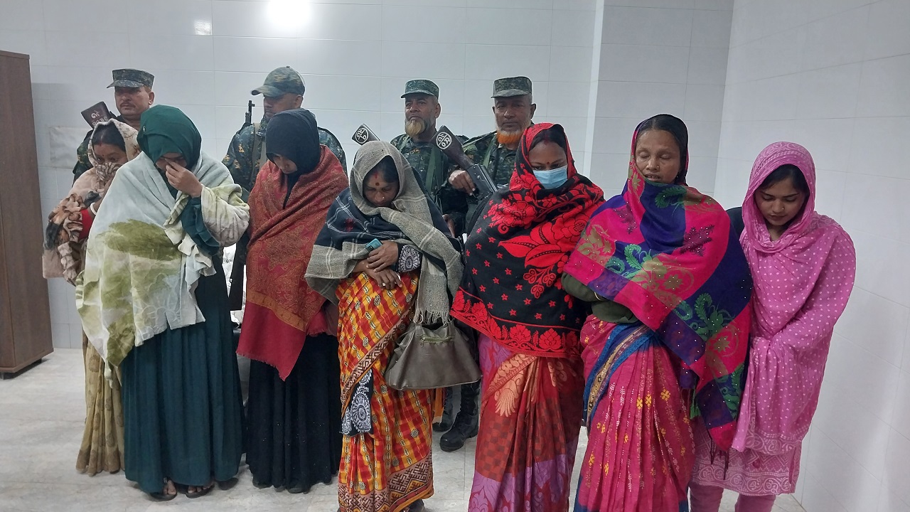 হাসপাতালে অভিযান চালিয়ে দালাল চক্রের সাত মহিলা সদস্যকে জেল-জরিমানা করেছে ভ্রাম্যমাণ আদালত। ছবি : কালবেলা