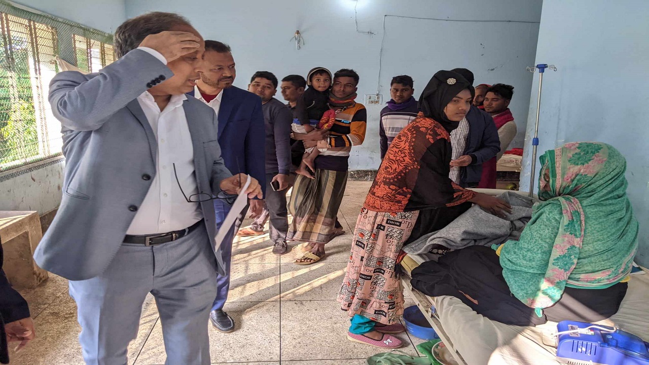 চট্টগ্রামের বাঁশখালী উপজেলা স্বাস্থ্য কমপ্লেক্সে হঠাৎ হাজির হন নবনির্বাচিত সংসদ সদস্য মুজিবুর রহমান। ছবি : কালবেলা