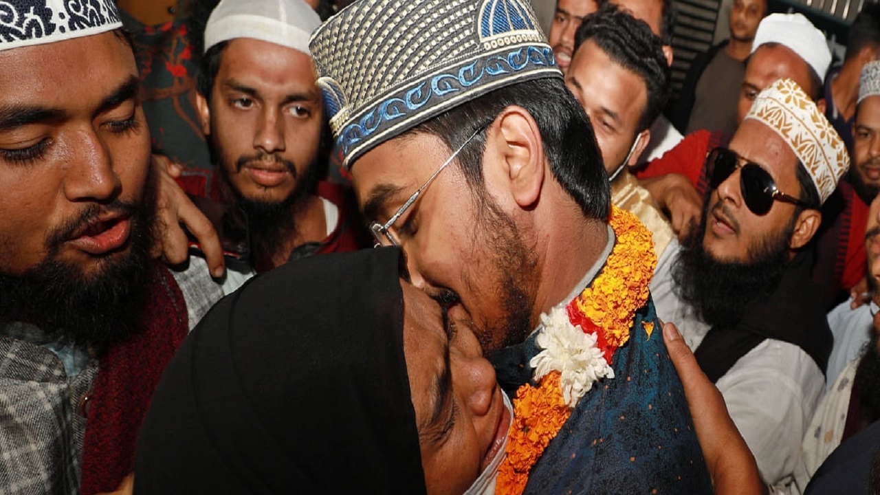 জামিন পেয়ে মাকে এভাবেই জরিয়ে ধরেছিলেন মোস্তাকিম। ছবি : কালবেলা