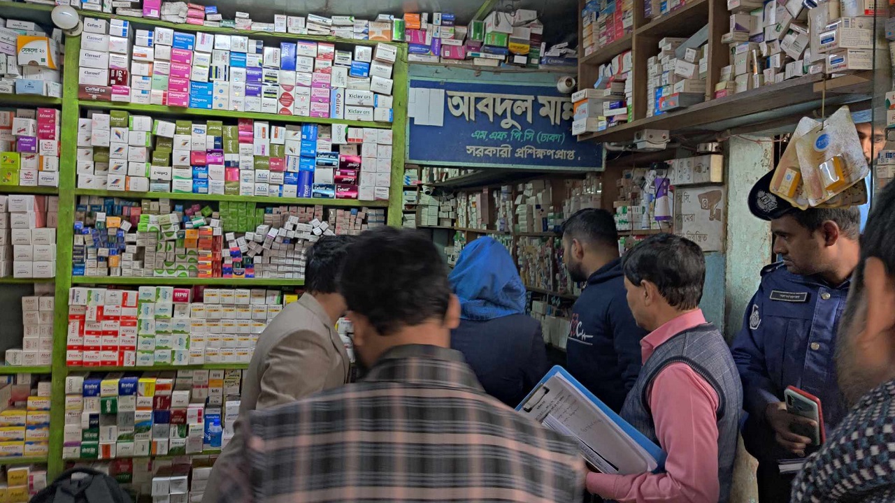 এলাকাবাসীর অভিযোগের ভিত্তিতে ভ্রাম্যমাণ আদালত পরিচালনা করছেন উপজেলা সহকারী কমিশনার (ভূমি) মেহরাজ শারবীন। ছবি : কালবেলা