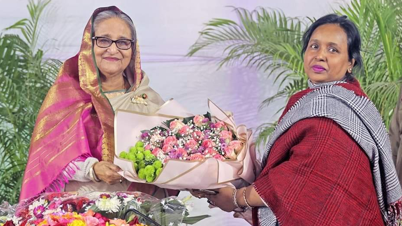 প্রধানমন্ত্রীকে শুভেচ্ছা জানান মেয়র সেলিনা হায়াত আইভী। ছবি : সংগৃহীত