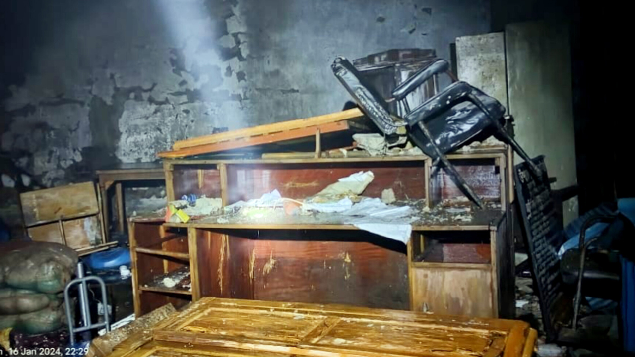 আগুনে ক্ষতিগ্রস্ত গুদাম। ছবি : কালবেলা