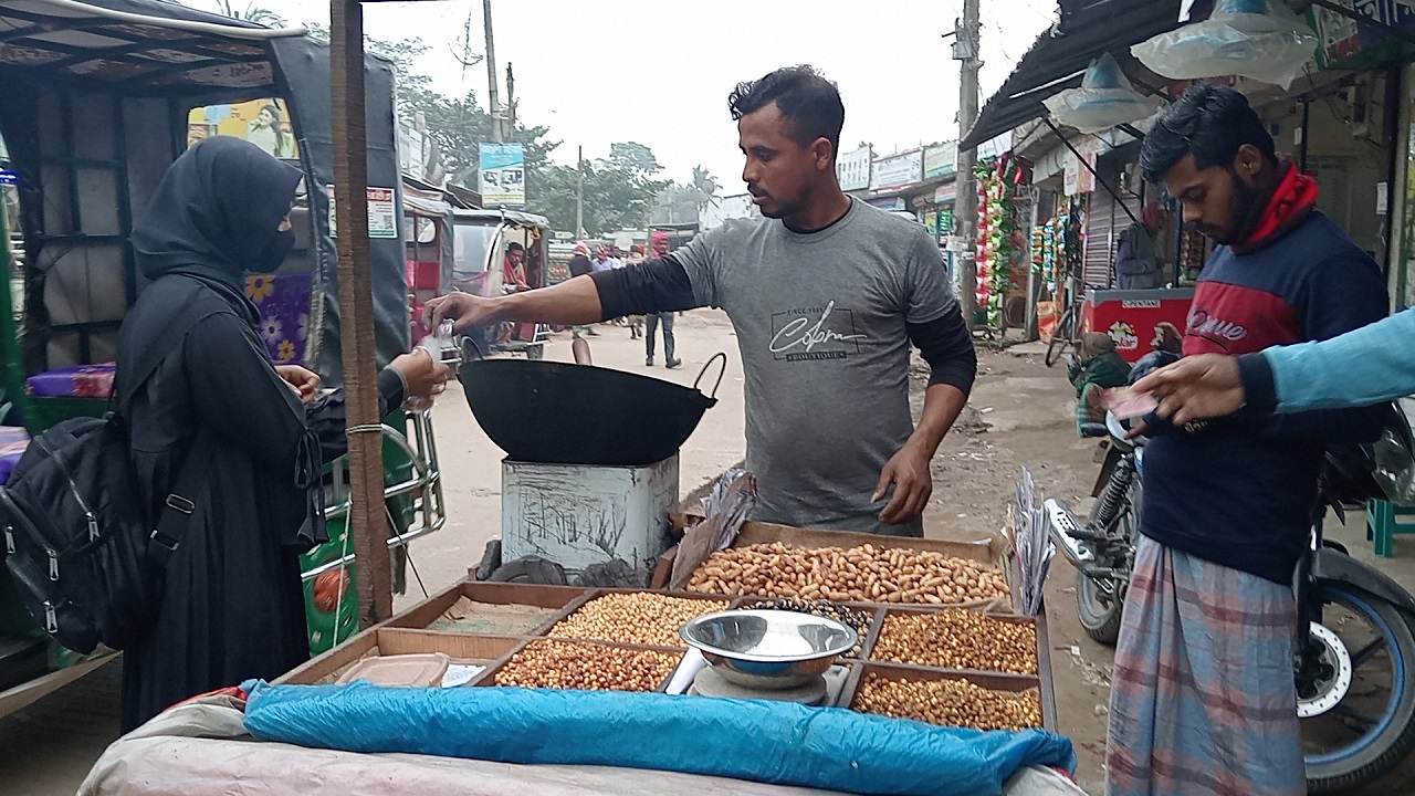 চাঁদপুরে ভ্যানে করে বাদাম বিক্রি করছেন রনি শেখ। ছবি : কালবেলা