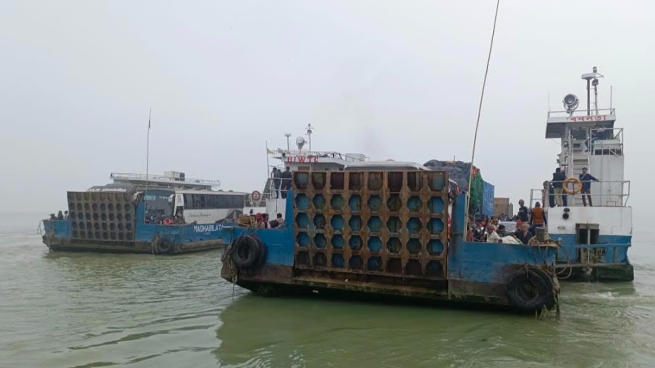 গোয়ালন্দ ঘাট থেকে ছেড়ে যাওয়া কয়েকটি ফেরি। ছবি : কালবেলা
