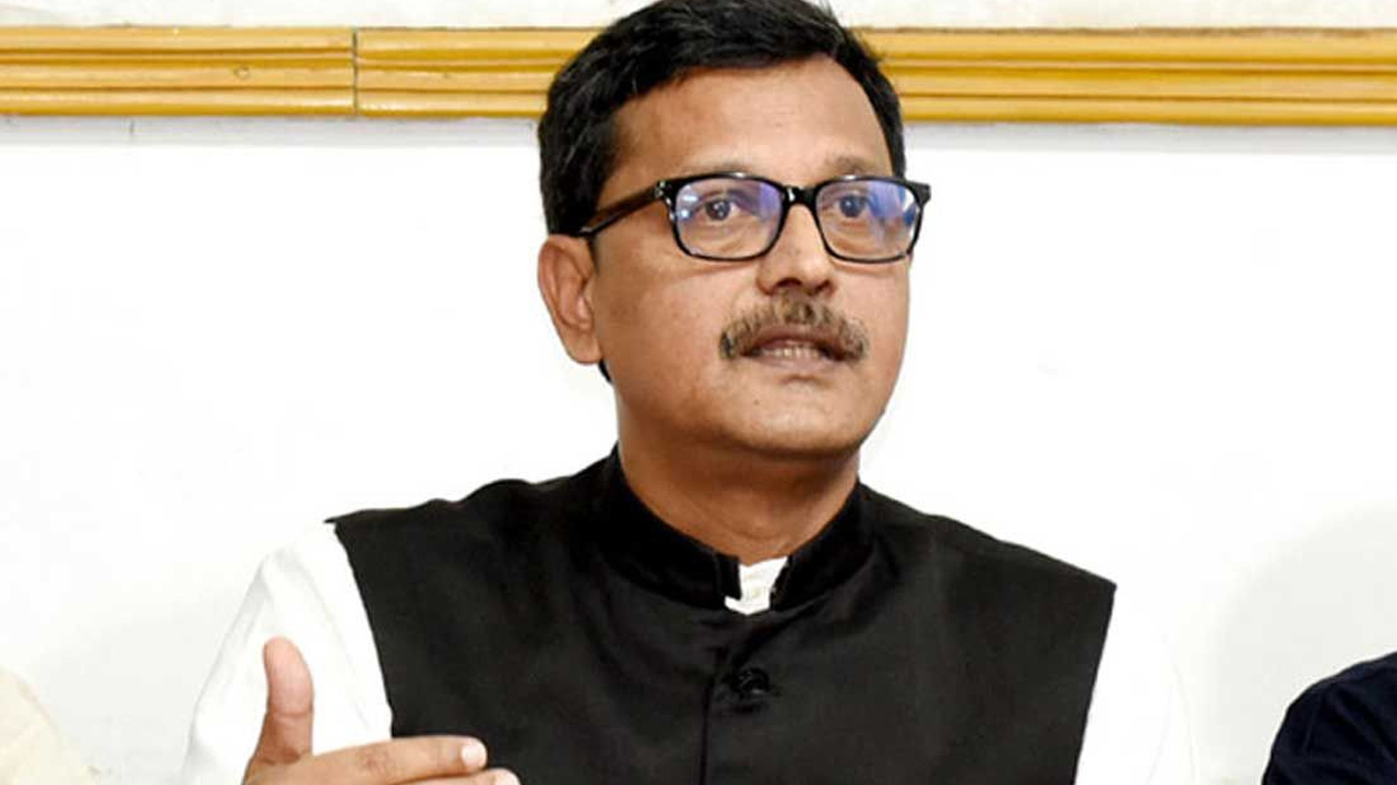 নৌ প্রতিমন্ত্রী খালিদ মাহমুদ চৌধুরী। পুরোনো ছবি