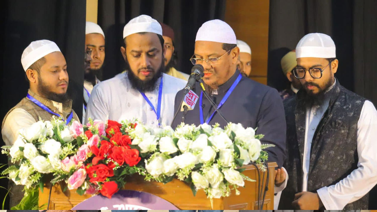 রাজধানীর কাকরাইলস্থ ইনস্টিটিউশন অব ডিপ্লোমা ইঞ্জিনিয়ার্স মিলনায়তনে ইসলামী ছাত্র আন্দোলন বাংলাদেশ আয়োজিত সংগঠনের কেন্দ্রীয় সম্মেলনে সিনিয়র নায়েবে আমির মুফতি সৈয়দ মুহাম্মদ ফয়জুল করীম ও অন্যরা। ছবি : সংগৃহীত