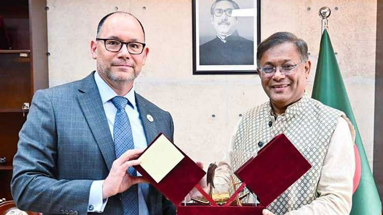 ড. হাছান মাহমুদের সঙ্গে বৈঠক করেছেন পিটার হাস। ছবি : সংগৃহীত