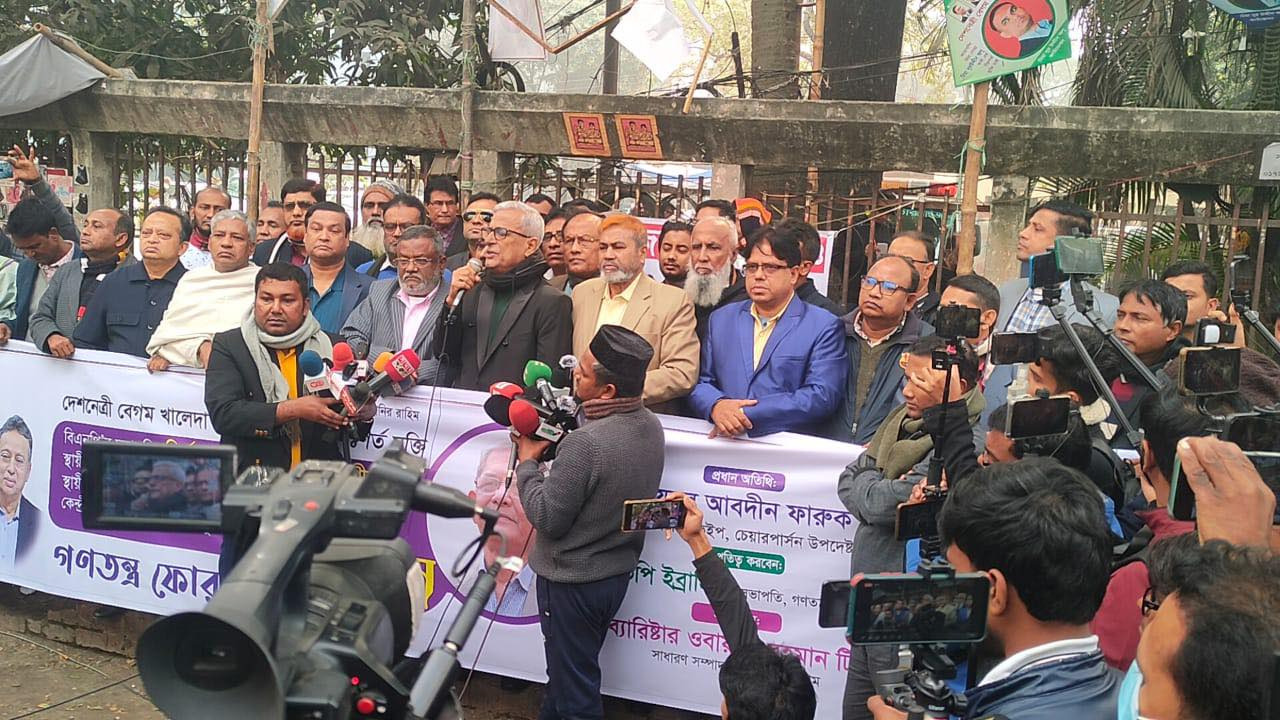 জাতীয় প্রেস ক্লাবের সামনে মানববন্ধনে কথা বলেন বিএনপি চেয়ারপারসনের উপদেষ্টা ও বিরোধীদলীয় সাবেক চিফ হুইপ জয়নুল আবদিন ফারুক। ছবি : কালবেলা