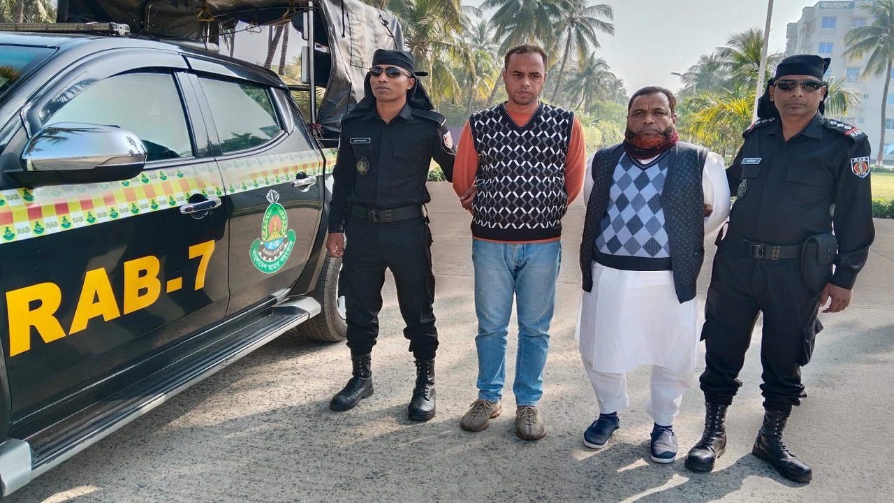 র‌্যাবের অভিযানে গ্রেপ্তার ইয়াবা কারবারি। ছবি : কালবেলা