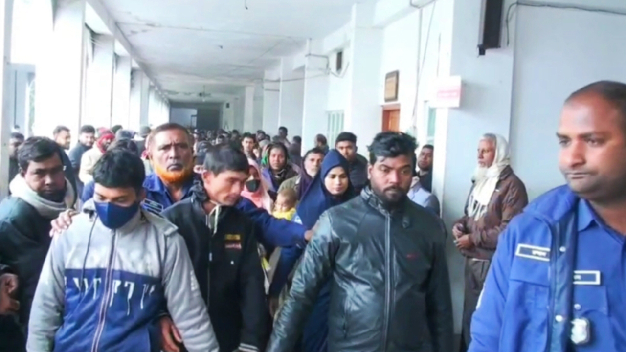 আদালত চত্বরে নাটোরে নলডাঙ্গায় স্কুলছাত্রকে অপহরণের পর হত্যার দায়ে অভিযুক্তরা। ছবি : কালবেলা